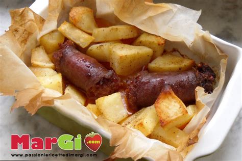 Immagine di una teglia con cartocci contenenti salsiccia di cotechino e patate