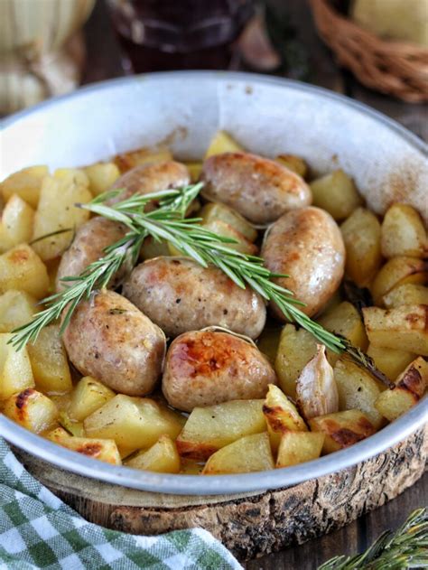 Immagine di salsicce al forno cosparse di erbe aromatiche