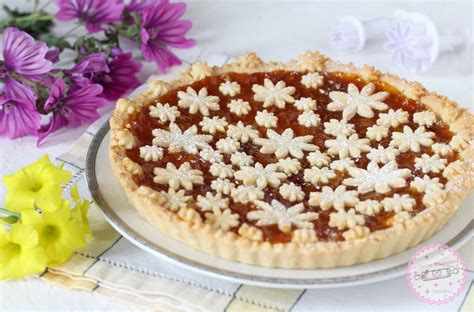 Foto di una crostata torronata finita, con il ripieno visibile e una decorazione semplice.