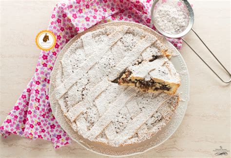 Immagine ravvicinata del ripieno della crostata torronata, mostrando la consistenza delle mandorle e del cioccolato.