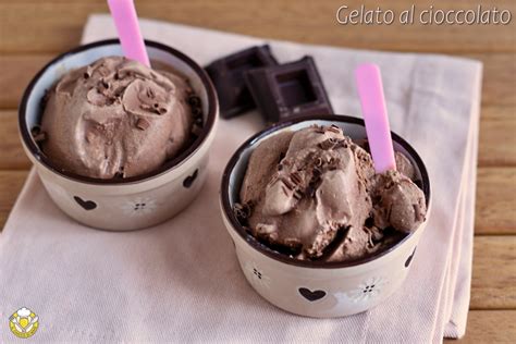 Ingredienti per il gelato al cioccolato senza uova disposti su un piano di lavoro