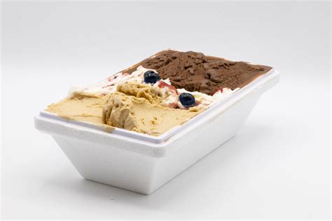 Vaschetta con gelato al cioccolato in fase di congelamento, con mixer a lato