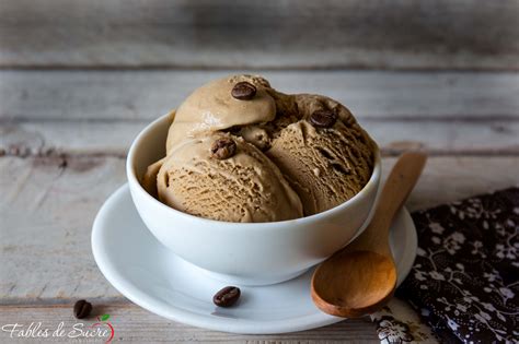 Coppette di gelato al caffè guarnite con scaglie di cioccolato