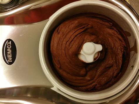 Miscela di gelato in frigorifero, coperta, pronta per la fase di maturazione