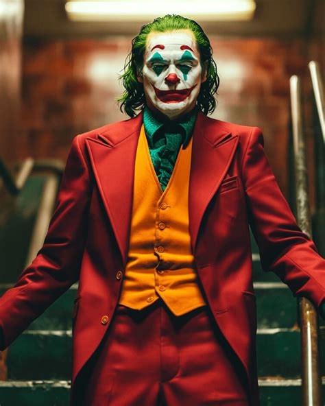 Joaquin Phoenix nei panni di Joker, con il suo iconico trucco da clown e un'espressione enigmatica.