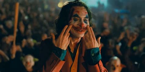 Scena della metropolitana con Arthur Fleck in versione Joker, circondato da caos e proteste.