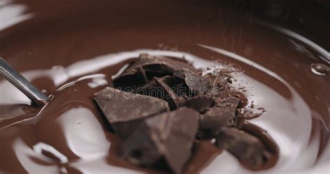 Immagine ravvicinata di cioccolato fondente fuso che si amalgama con il latte
