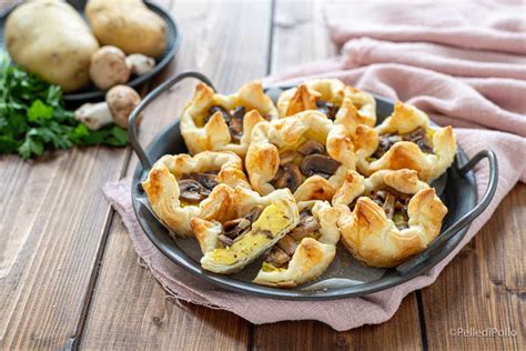 Ingredienti principali per i cestini di sfoglia con funghi: pasta sfoglia, funghi champignon, prosciutto cotto, besciamella, parmigiano, prezzemolo.