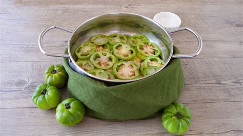 Immagine di pomodori verdi affettati e pronti per la panatura