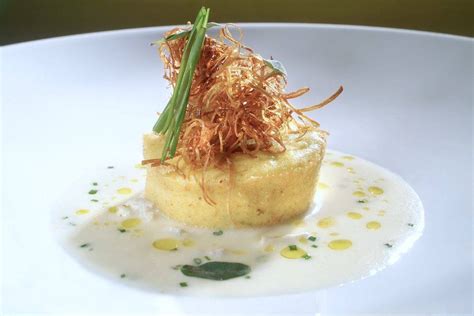 Immagine di flan di topinambur sformati su un piatto da portata con salsa