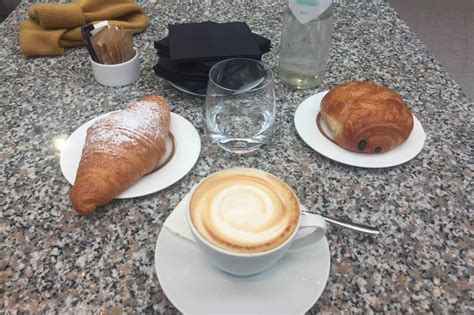illustrazione di persone che fanno colazione in un bar, con cornetti e caffè in primo piano