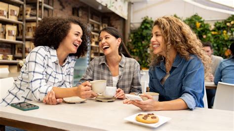 infografica che mostra le opzioni di colazione al bar più salutari e quelle da evitare