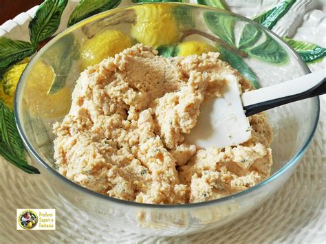 Una ciotola con il ripieno di ricotta, menta e altri ingredienti, pronta per essere utilizzata.