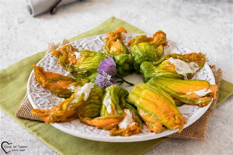 Fiori di zucca ripieni che vengono sigillati attorcigliando delicatamente le punte dei petali.