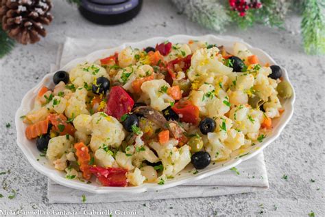 Insalata di cavolfiore con spezie e olio d'oliva, cotta al forno, con un contorno di verdure fresche.