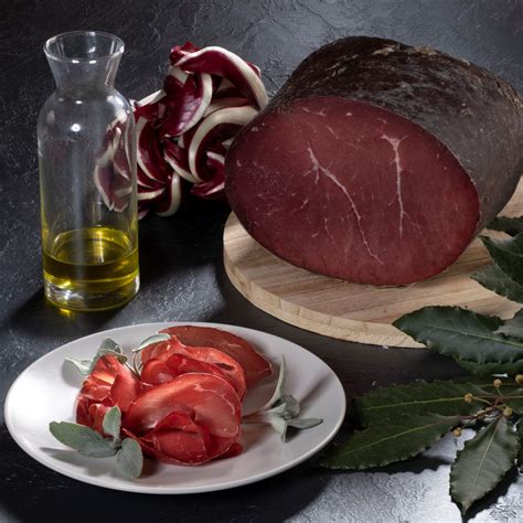 schema del processo di produzione della bresaola della Valtellina IGP, evidenziando le fasi di salagione, asciugatura e stagionatura con relativi parametri di temperatura e umidità.