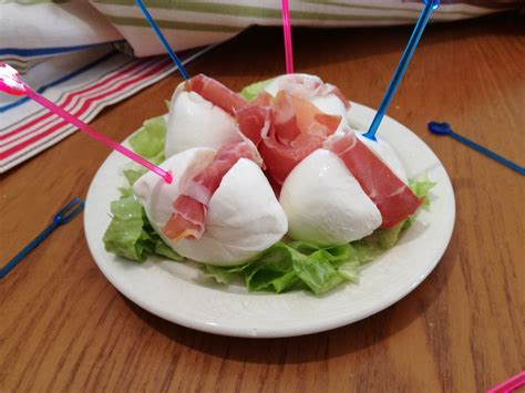 Bocconcini di mozzarella farciti pronti per essere serviti