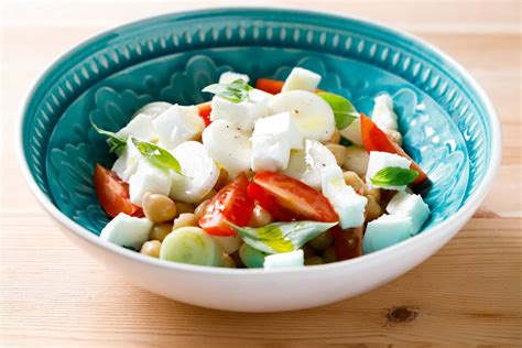 Insalata estiva con mozzarella, frutta e noci