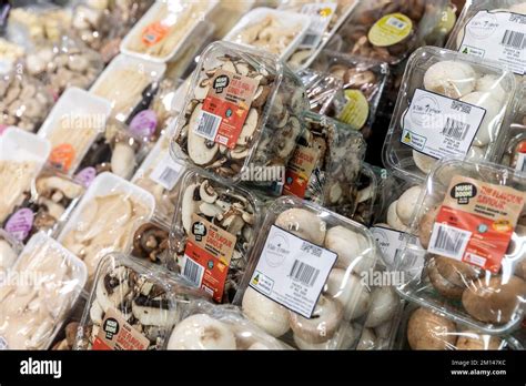 Immagine di funghi champignon freschi e confezionati