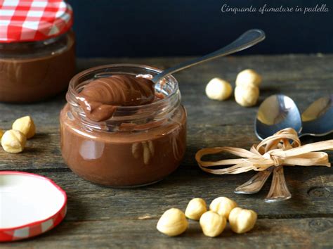 Vasetto di crema spalmabile di nocciole fatta in casa