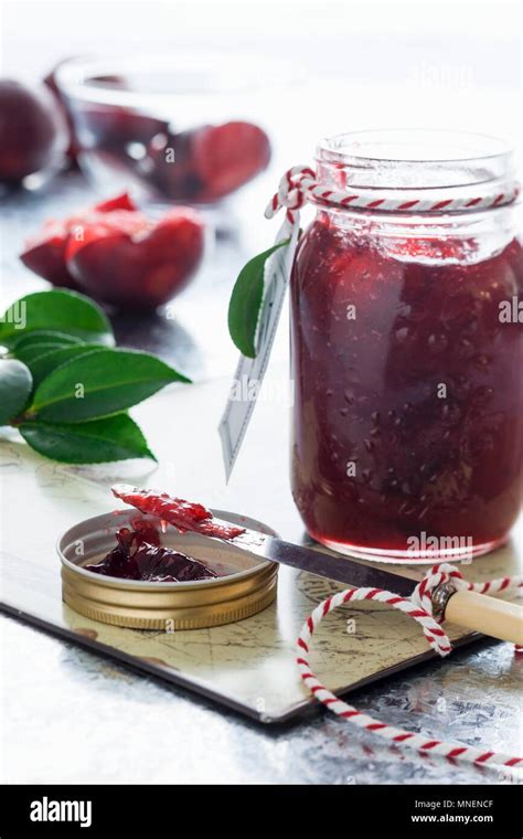 Immagine di un vasetto di marmellata di petali di rosa accanto a formaggi