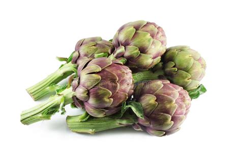 carciofi freschi disposti su un piano di legno