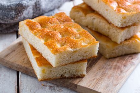 Immagine di una focaccia dolce al cacao dall'aspetto invitante, con gocce di cioccolato fuse e una superficie leggermente dorata.