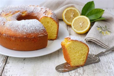 Una ciambella napoletana classica, alta e soffice, spolverizzata con zucchero a velo.