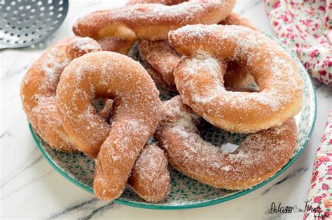 Un primo piano dell'impasto delle graffe napoletane, liscio e omogeneo, con gocce di cioccolato.
