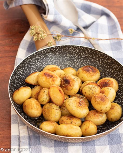 padella con patate novelle dorate e aromatiche