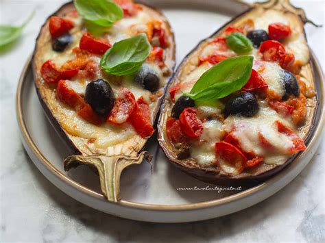 Involtini di melanzane alla mediterranea serviti come antipasto