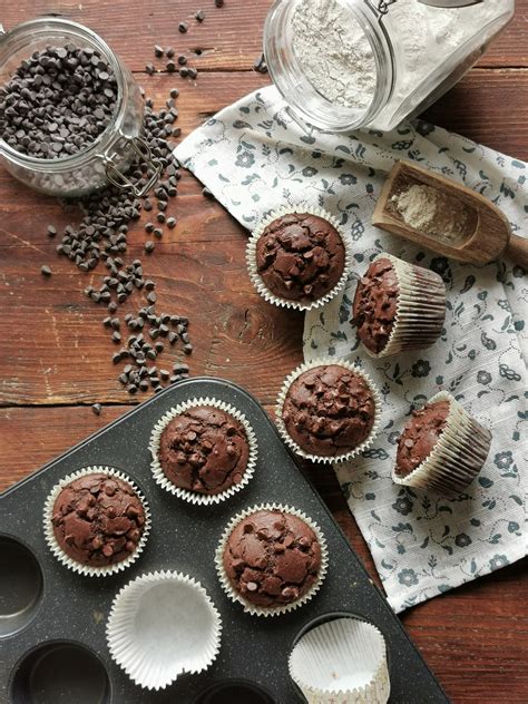 Ingredienti freschi e colorati per muffin al cacao senza glutine