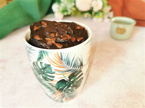 Mug con farina senza glutine e cacao in polvere
