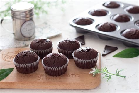 Muffin al cacao senza glutine parzialmente riempiti nei pirottini