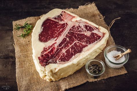 Confronto visivo tra carne frollata a secco (dry-aged) e carne frollata sottovuoto (wet-aged)