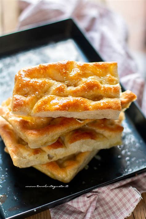 Foto di una focaccia genovese dorata e alveolata