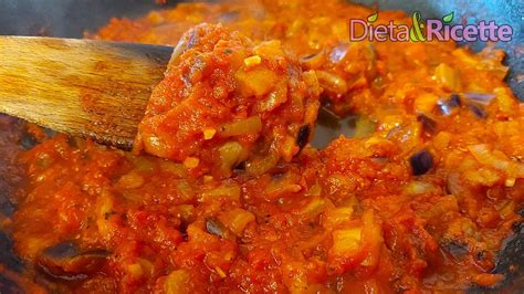 Padella con sugo di pomodoro alla Napoletana in cottura, con cipolla soffritta e pomodori