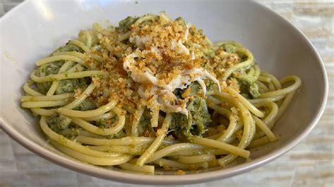 Piatto di spaghetti alla Napoletana guarnito con basilico fresco e Parmigiano Reggiano grattugiato