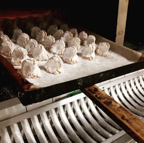 Amaretti morbidi appena sfornati su una teglia