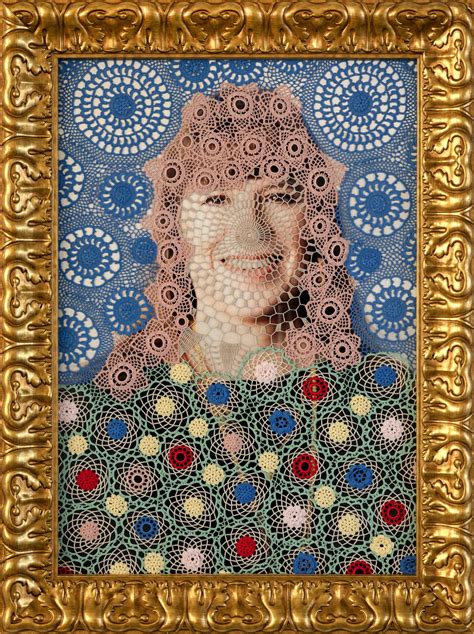 Installazione di Joana Vasconcelos agli Uffizi, con focus su elementi domestici rielaborati in chiave monumentale.