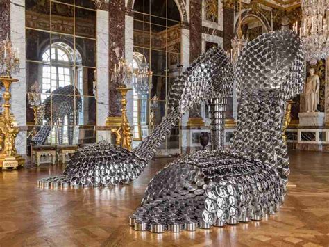 Dettaglio di 'Marilyn', la scultura di Joana Vasconcelos realizzata con pentole e coperchi in acciaio specchiante.