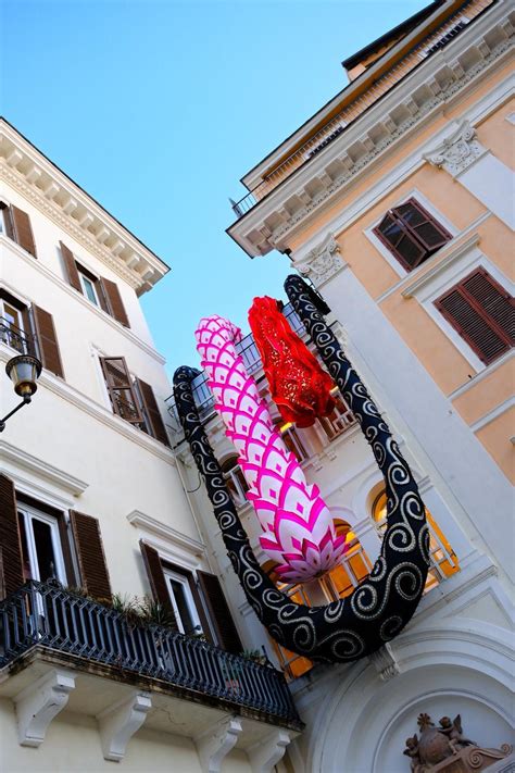 Installazione di Joana Vasconcelos nella mostra 'Venus', che accosta arte contemporanea e alta moda.
