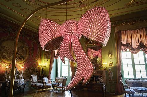 Vista della mostra 'Flamboyant' al Palacio de Liria, con opere di Joana Vasconcelos integrate in un contesto storico.