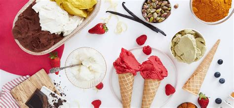 Immagine di una selezione di gelati artigianali in coppette e coni, con un focus su opzioni senza glutine