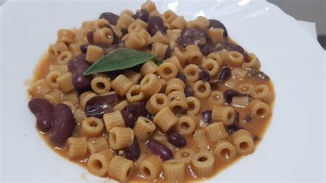 Primo piano di un piatto di pasta e fagioli neri fumante