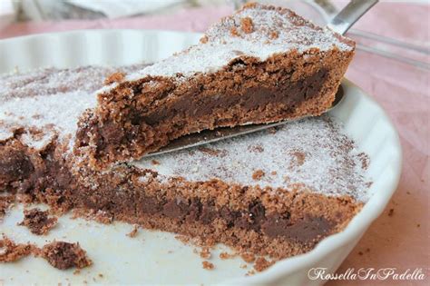 Immagine di una crostata morbida al cacao con Nutella, tagliata a fette per mostrare i diversi strati.