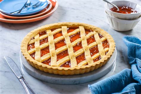 Immagine che mostra diverse varianti della crostata, come quella con pere o con farina di nocciole.