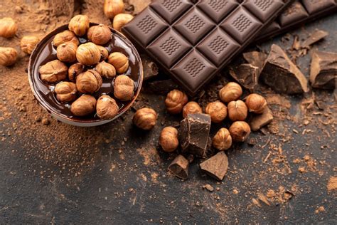 Mela tagliata a cubetti con nocciole e cioccolato, pronta per essere usata come ripieno per i saccottini.