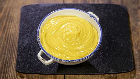 Crema pasticcera vegana dal colore giallo intenso in una ciotola.