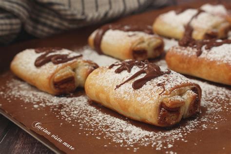 Saccottini mele e cioccolato dorati su una teglia da forno.